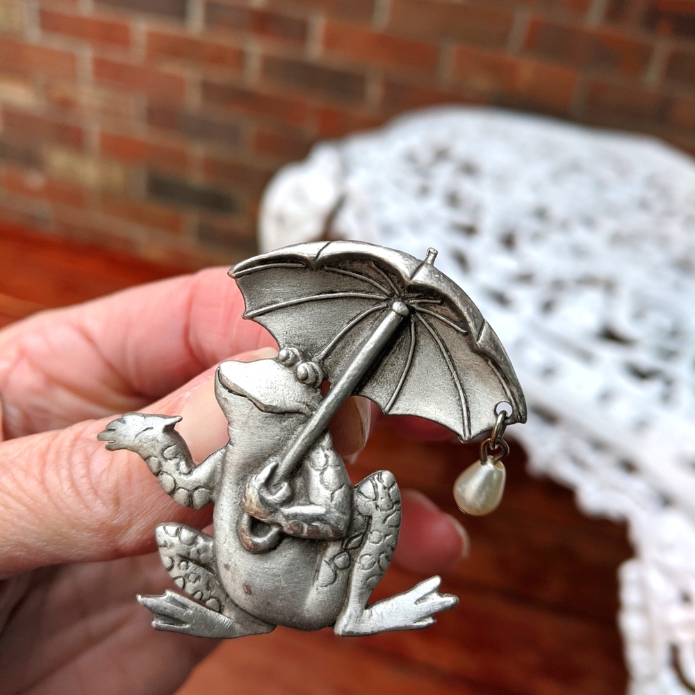VINTAGE FROG BROOCH!